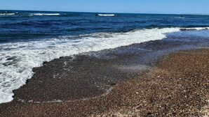 A beach with pebbles, waves, and a clear blue sky. - 4 Person Holiday Home in Laeso (Læsø)