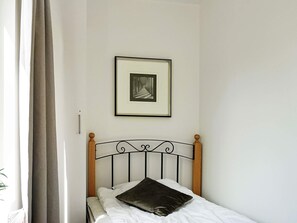 House | 3 bedrooms, individually furnished, bed sheets