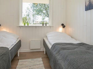 3 bedrooms, cribs/infant beds