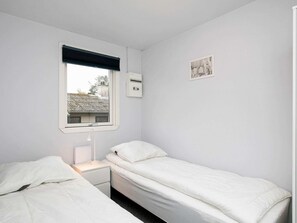 3 bedrooms, cribs/infant beds