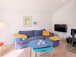 House | 2 bedrooms, free cribs/infant beds