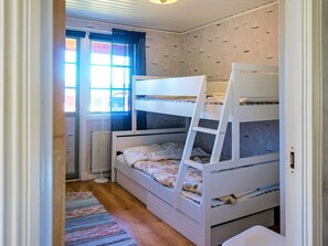 A bunk bed room with a window, radiator, and a striped rug. - Idyllic Lakeside Retreat in Munkedal-by Traum (Färgelanda)