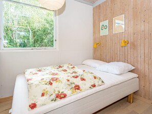 3 bedrooms, cribs/infant beds