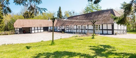 Ein traditionelles Gebäude mit Ziegeldach und einem Schotterweg.