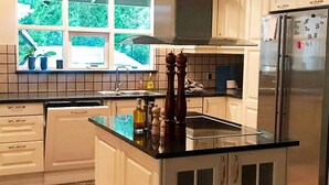 Pembancuh kopi/teh, peti sejuk, dapur, mesin basuh pinggan mangkuk 