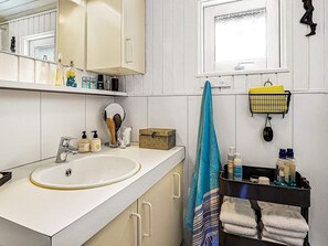 Bathroom - 6 Person Holiday Home in Hals (Hals)