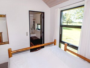 3 bedrooms, cribs/infant beds