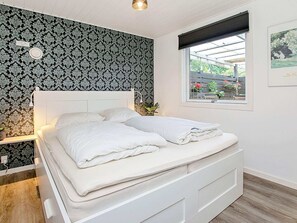 4 bedrooms, cribs/infant beds