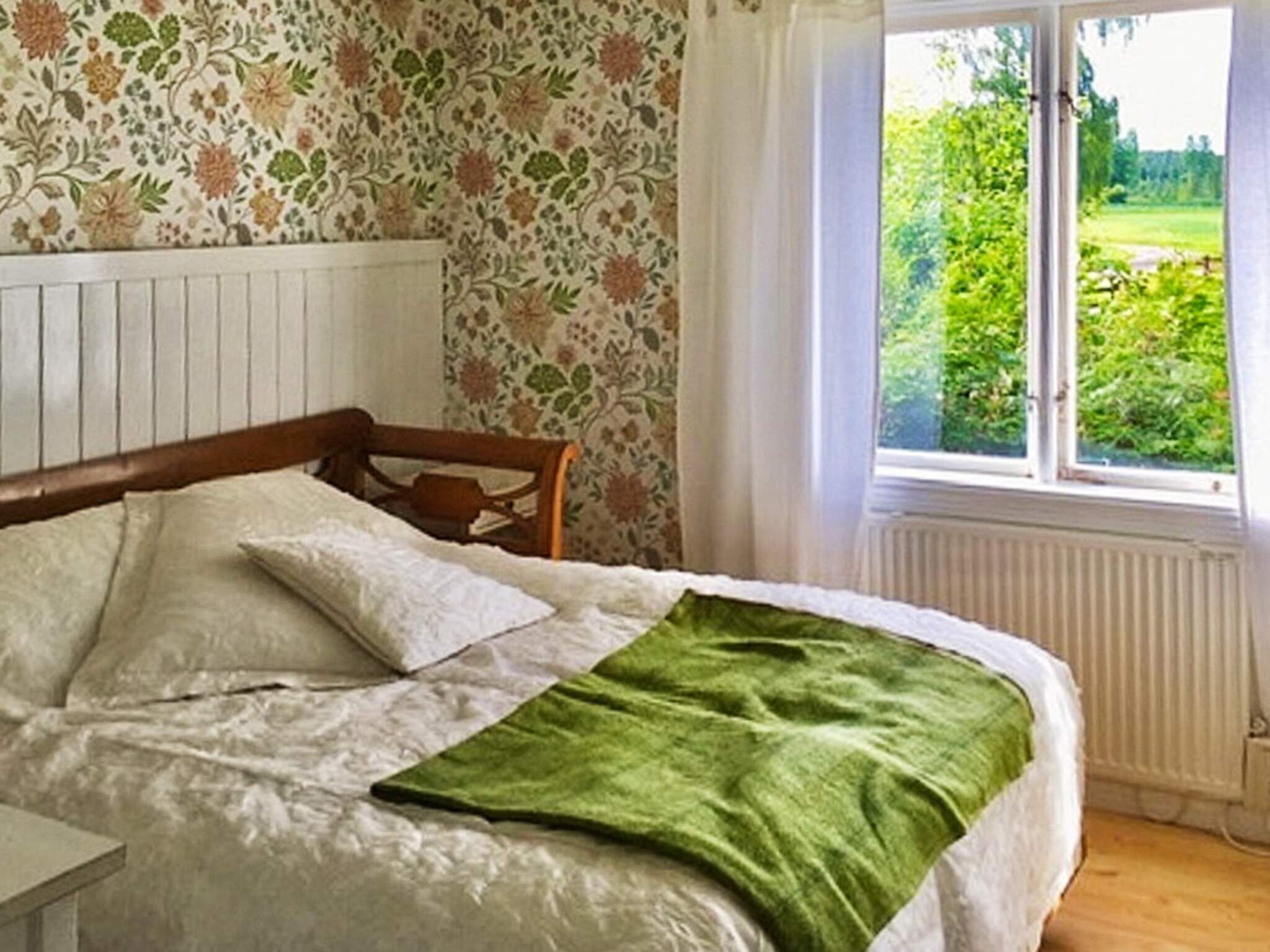 3 kamar tidur dan dilengkapi dengan perabotan berbeda-beda