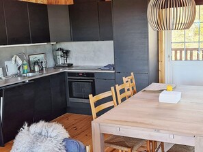 Hus | Eget kjøkken | Kjøleskap, ovn, kokeplater og oppvaskmaskin