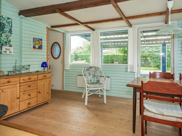 1 bedroom, cribs/infant beds
