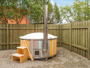 Outdoor spa tub - 6 Person Holiday Home in Glesborg (Glesborg)