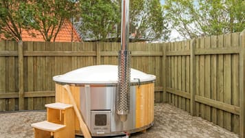 House | Outdoor spa tub