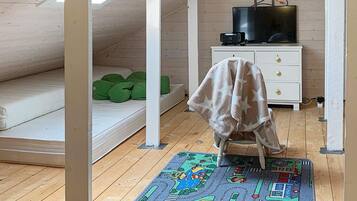 ํ์ฐ์ค | 4 ๊ฐ์ ์นจ์ค, ๊ฐ๊ฐ ๋ค๋ฅด๊ฒ ๊ฐ๊ตฌ ๋น์น