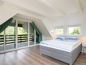 4 bedrooms, cribs/infant beds