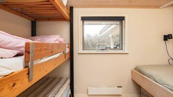 4 bedrooms, cribs/infant beds