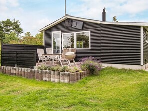 House | Outdoor dining - 9 Person Holiday Home in Allingabro (Allingåbro)
