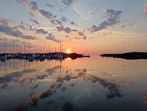 A marina with boats docked at sunset. - Holiday Home in Hemmet (Hemmet)