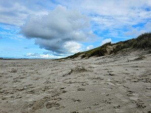 A sandy beach with footprints and dunes. - Holiday Home in Henne (Henne)