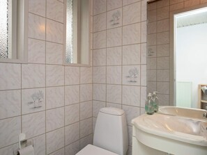 Bathroom - 8 Person Holiday Home in Blavand (Blavand)