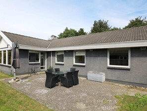 Outdoor dining - 8 Person Holiday Home in Blavand (Blavand)