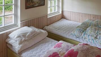1 bedroom, bed sheets