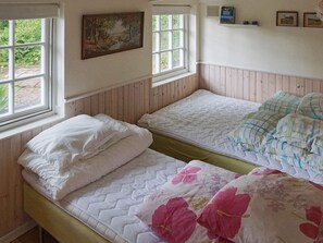 1 bedroom, bed sheets