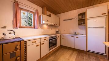 Kühlschrank, Ofen, Herdplatte, Wasserkocher mit Kaffee-/Teezubehör