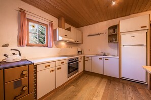 Frigorifero, forno, piano cottura, macchina per tè/caffè