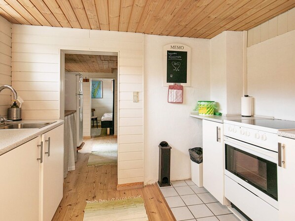 Wasserkocher mit Kaffee-/Teezubehör, Kühlschrank, Hochstuhl