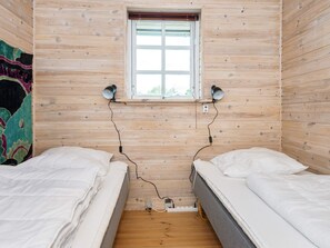 3 bedrooms, cribs/infant beds