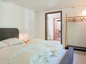 4 bedrooms, cribs/infant beds
