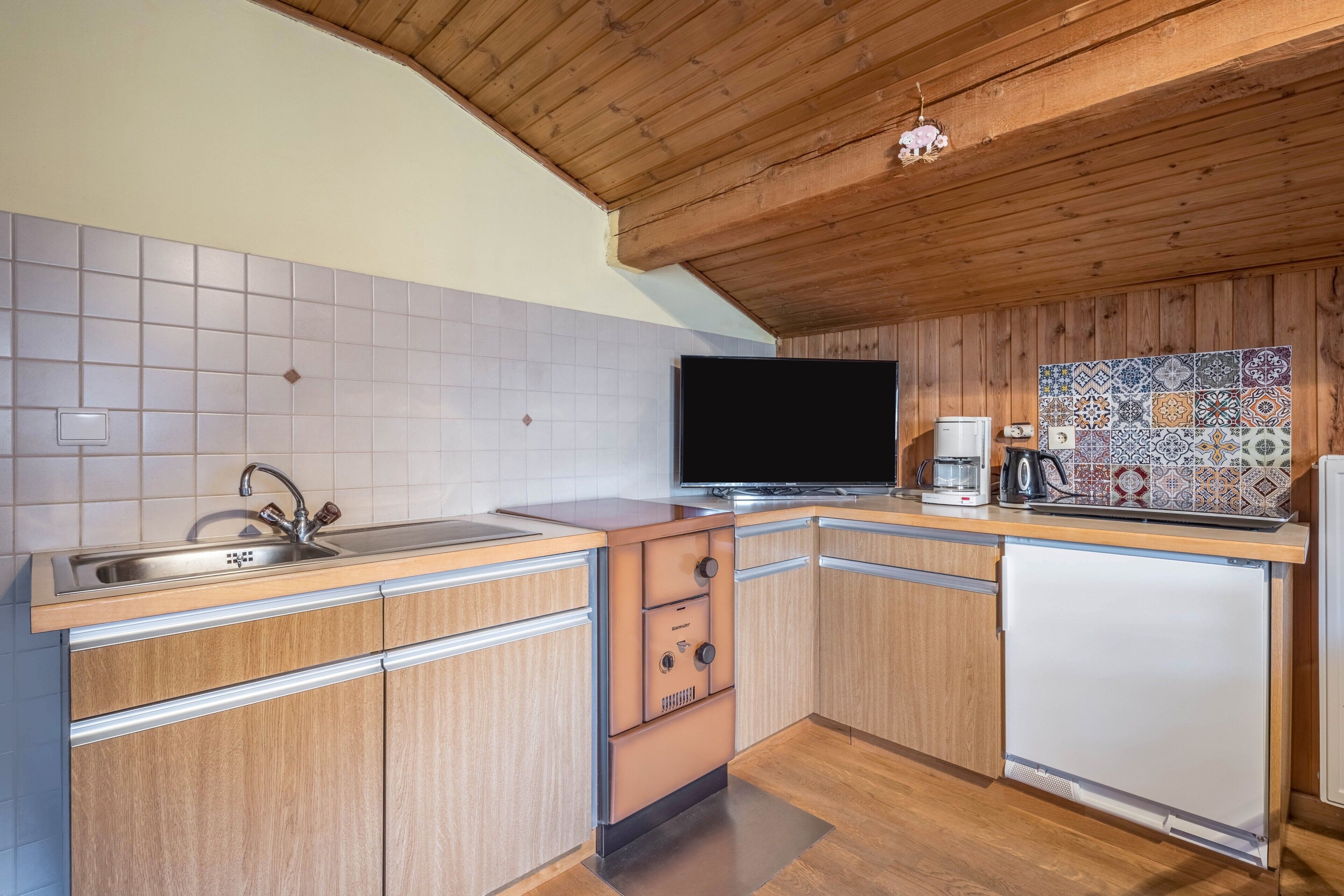 Kühlschrank, Herdplatte, Wasserkocher mit Kaffee-/Teezubehör, Hochstuhl