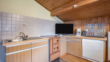 Kühlschrank, Herdplatte, Wasserkocher mit Kaffee-/Teezubehör, Hochstuhl