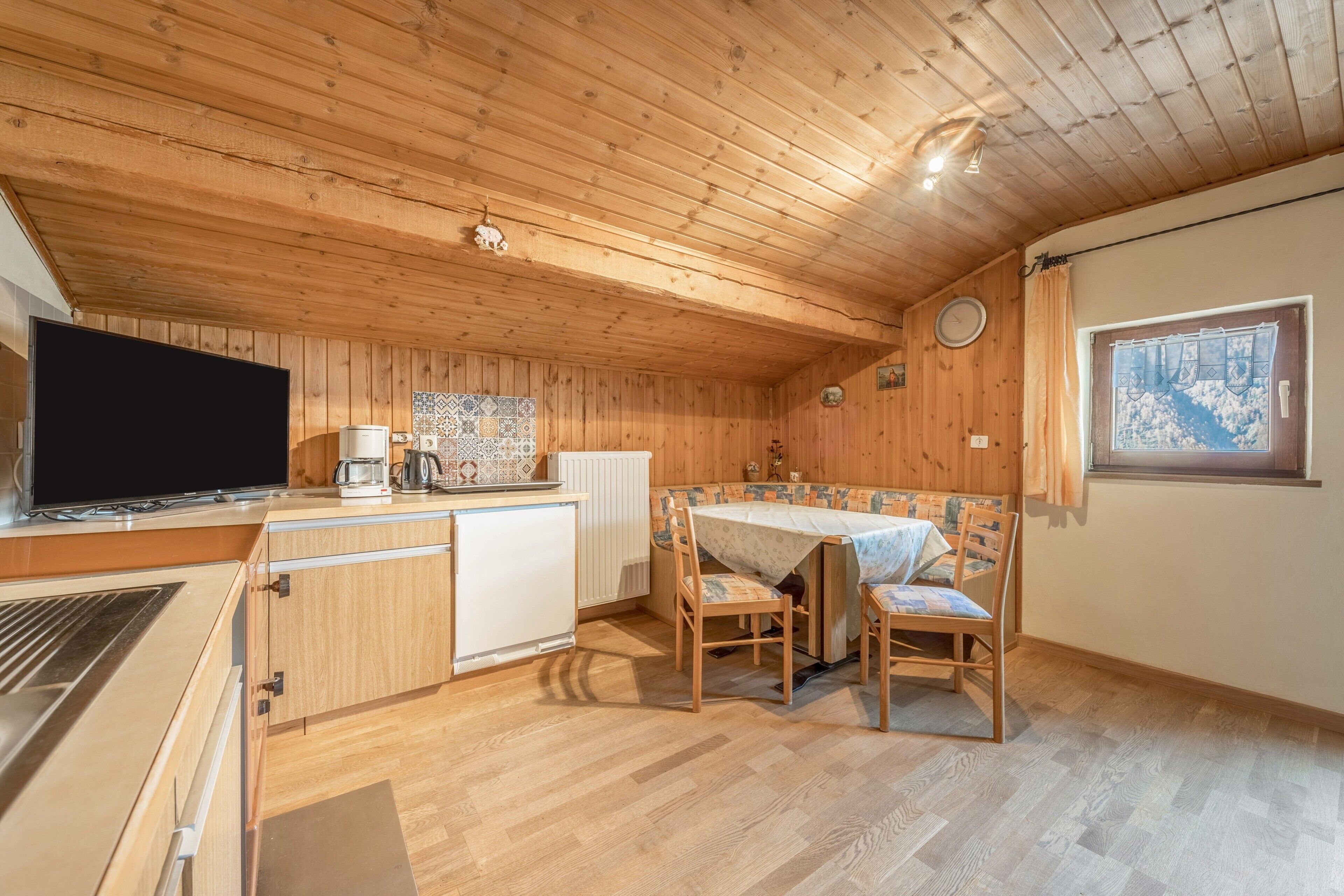 Kühlschrank, Herdplatte, Wasserkocher mit Kaffee-/Teezubehör, Hochstuhl