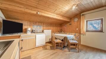 Kühlschrank, Herdplatte, Wasserkocher mit Kaffee-/Teezubehör, Hochstuhl