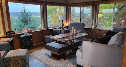 Wine and Dine Haven: Luxury Rental-Stunning Views of Keuka Lake..PET FRIENDLY