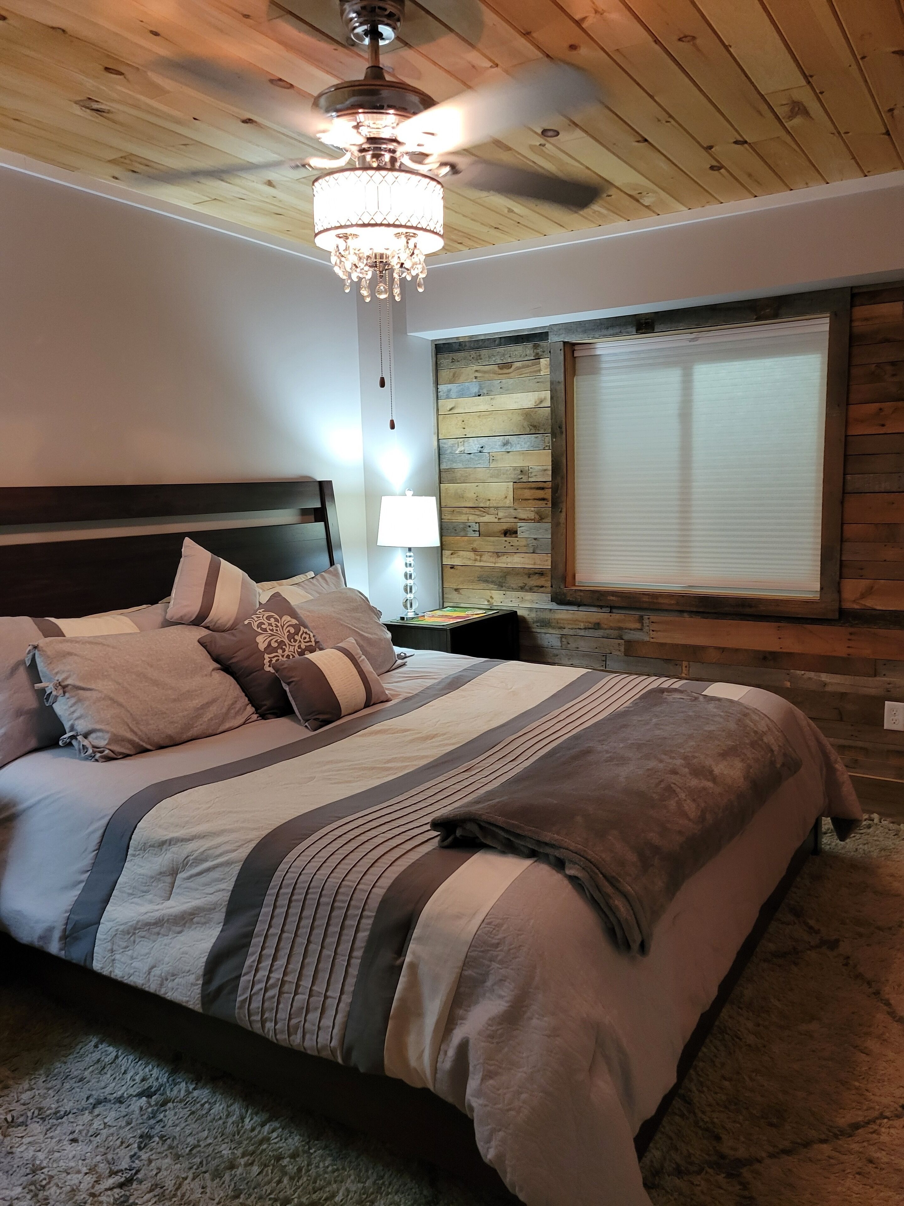5 chambres, fer et planche à repasser, Wi-Fi, draps fournis