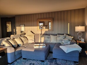 Smart TV, chimenea y libros