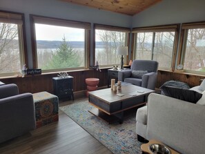 Älytelevisio, takka, kirjoja