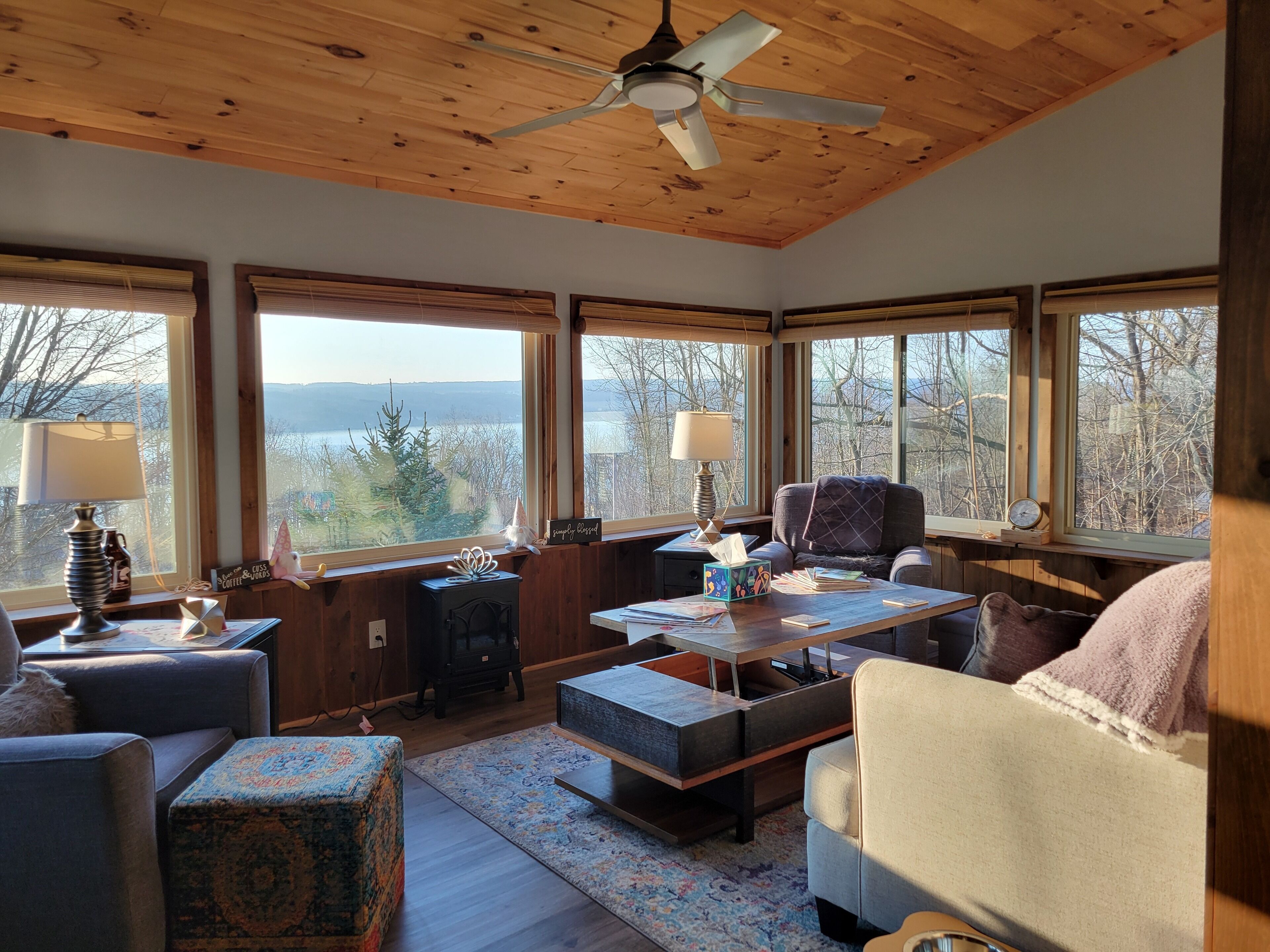 Smart-TV, Kamin, Bücher