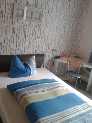 In-room safe, desk, blackout curtains, soundproofing - Hotel Waldschloss (Bad Camberg)