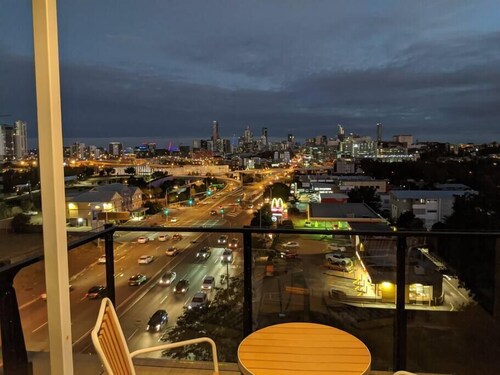 Stylish 2 Bedroom apartment with city view in Brisbane