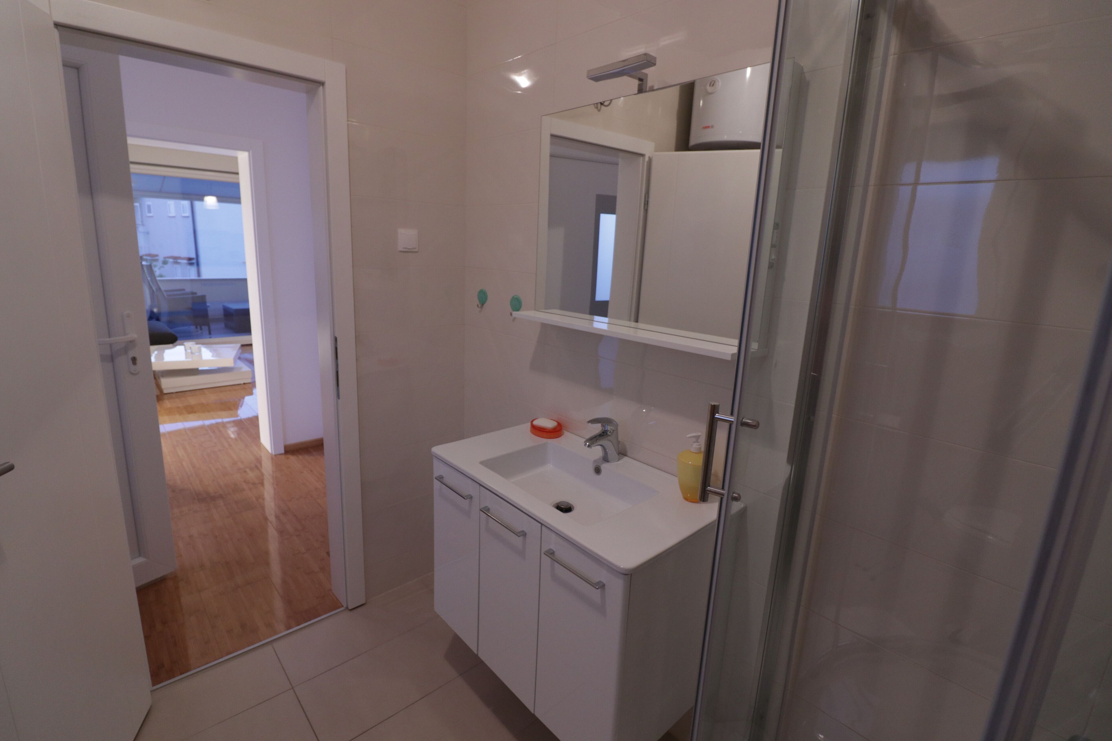 Dusche, Haartrockner, Handtücher, Seife