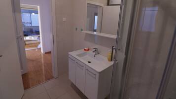 Dusche, Haartrockner, Handtücher, Seife