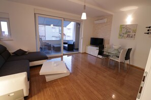 TV - Modern One-bedroom with a Terrace (Novalja)