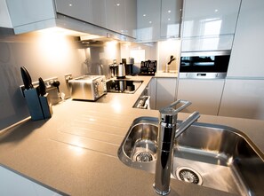 One Bedroom Apartment - Balcony | Private kitchen | Fridge, oven, stovetop, dishwasher - Charles Hope Apartment Canary Wharf (London)