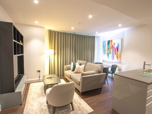 Leilighet, 1 soverom, balkong | Oppholdsområde | Flatskjerm-TV