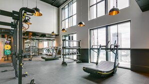 A gym with treadmills, weight machines, and free weights. - Charles Hope Apartment Canary Wharf (London)