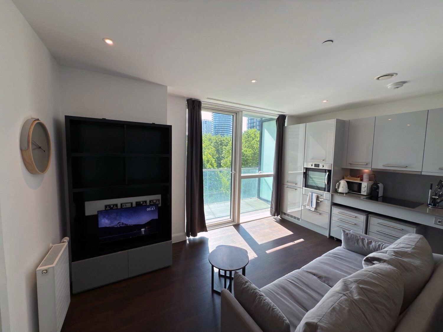 Apartment, Roll-in Shower | Living area | Flat-screen TV